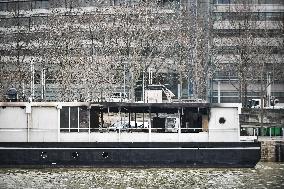 Barges Burnt Down On The Seine - Paris