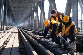 CHINA-HUBEI-WUHAN-YANGTZE RIVER BRIDGE-MAINTENANCE WORKERS (CN)