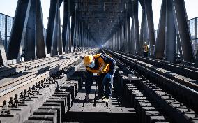 CHINA-HUBEI-WUHAN-YANGTZE RIVER BRIDGE-MAINTENANCE WORKERS (CN)