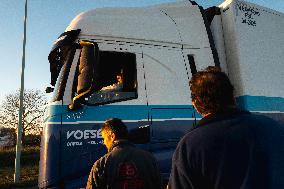 Checking trucks carrying goods - Montauban