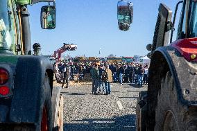 Farmers Block The Ring Road - Albi