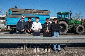 Farmers Block The Ring Road - Albi