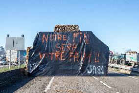 Farmers Block The Ring Road - Albi