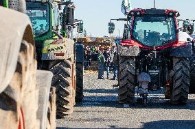 Farmers Block The Ring Road - Albi