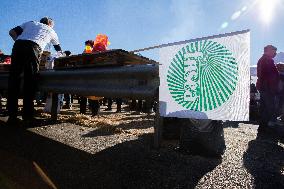 Farmers Block The Ring Road - Albi