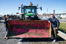 Farmers Block The Ring Road - Albi