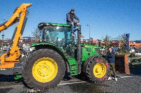 Farmers Block The Ring Road - Albi