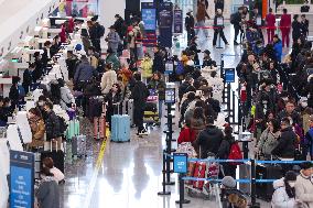 Xinhua Headlines: A record 9 bln trips expected as China starts world's busiest travel season