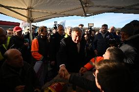 Gerard Larcher on visit at blocking A10 autoroute by farmers protesting - Saint-Arnoult-en-Yvelines