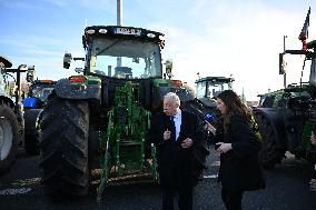 Gerard Larcher on visit at blocking A10 autoroute by farmers protesting - Saint-Arnoult-en-Yvelines