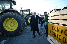 Gerard Larcher on visit at blocking A10 autoroute by farmers protesting - Saint-Arnoult-en-Yvelines