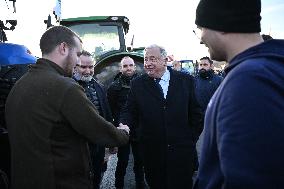 Gerard Larcher on visit at blocking A10 autoroute by farmers protesting - Saint-Arnoult-en-Yvelines