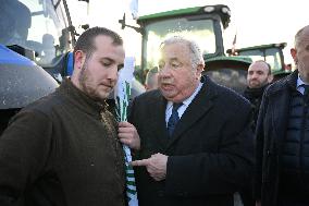 Gerard Larcher on visit at blocking A10 autoroute by farmers protesting - Saint-Arnoult-en-Yvelines