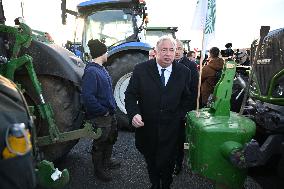 Gerard Larcher on visit at blocking A10 autoroute by farmers protesting - Saint-Arnoult-en-Yvelines