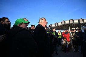 Gerard Larcher on visit at blocking A10 autoroute by farmers protesting - Saint-Arnoult-en-Yvelines