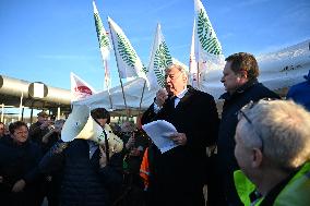 Gerard Larcher on visit at blocking A10 autoroute by farmers protesting - Saint-Arnoult-en-Yvelines