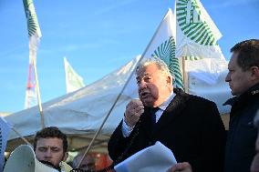 Gerard Larcher on visit at blocking A10 autoroute by farmers protesting - Saint-Arnoult-en-Yvelines