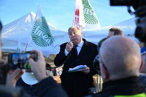 Gerard Larcher on visit at blocking A10 autoroute by farmers protesting - Saint-Arnoult-en-Yvelines