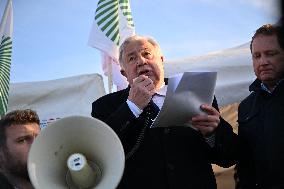 Gerard Larcher on visit at blocking A10 autoroute by farmers protesting - Saint-Arnoult-en-Yvelines