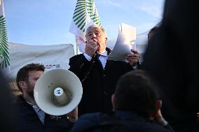 Gerard Larcher on visit at blocking A10 autoroute by farmers protesting - Saint-Arnoult-en-Yvelines