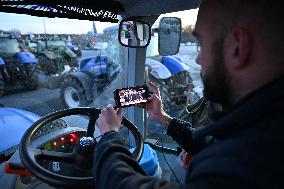 Protesting farmers blocade the A10 autoroute - Saint-Arnoult-en-Yvelines