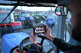 Protesting farmers blocade the A10 autoroute - Saint-Arnoult-en-Yvelines