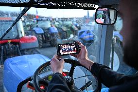 Protesting farmers blocade the A10 autoroute - Saint-Arnoult-en-Yvelines