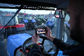 Protesting farmers blocade the A10 autoroute - Saint-Arnoult-en-Yvelines