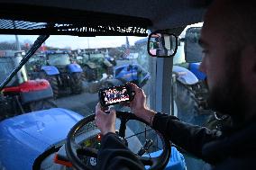 Protesting farmers blocade the A10 autoroute - Saint-Arnoult-en-Yvelines