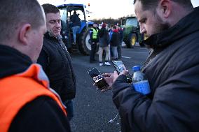 Protesting farmers blocade the A10 autoroute - Saint-Arnoult-en-Yvelines