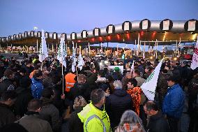 Protesting farmers blocade the A10 autoroute - Saint-Arnoult-en-Yvelines