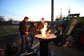 Protesting farmers blocade the A10 autoroute - Saint-Arnoult-en-Yvelines