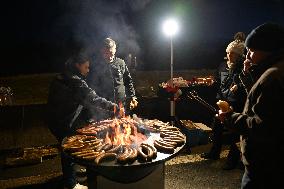 Protesting farmers blocade the A10 autoroute - Saint-Arnoult-en-Yvelines