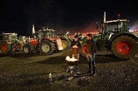 Protesting farmers blocade the A10 autoroute - Saint-Arnoult-en-Yvelines