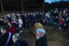 Gabriel Attal visits a cattle farm - Montastruc de Salies