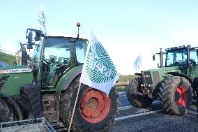 Farmers block the RN14 road - Villeneuve-Saint-Martin