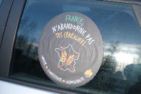 Farmers block the RN14 road - Villeneuve-Saint-Martin