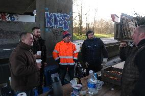 Farmers block the RN14 road - Villeneuve-Saint-Martin