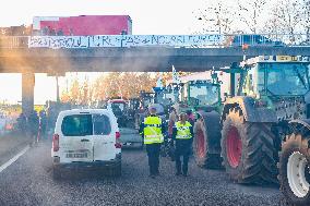 Farmers block the RN14 road - Villeneuve-Saint-Martin