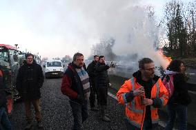 Farmers block the RN14 road - Villeneuve-Saint-Martin