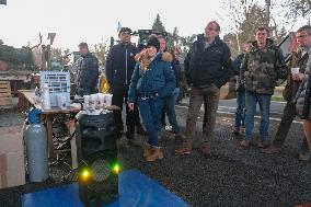 Farmers block the RN14 road - Villeneuve-Saint-Martin