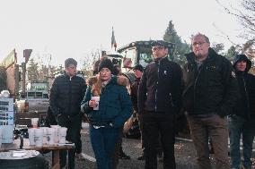 Farmers block the RN14 road - Villeneuve-Saint-Martin