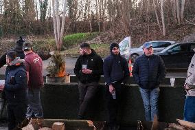 Farmers block the RN14 road - Villeneuve-Saint-Martin