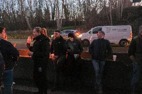 Farmers block the RN14 road - Villeneuve-Saint-Martin
