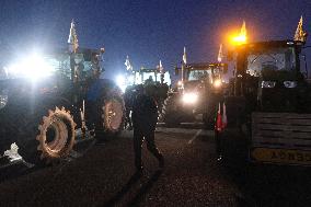 Farmers block the RN14 road - Villeneuve-Saint-Martin