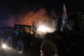 Farmers block the RN14 road - Villeneuve-Saint-Martin