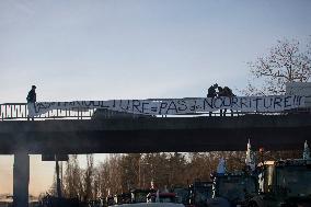 Farmers block the RN14 road - Villeneuve-Saint-Martin