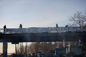 Farmers block the RN14 road - Villeneuve-Saint-Martin
