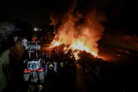 Farmers Block RN165 Motorway - Brittany