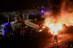 Farmers Block RN165 Motorway - Brittany